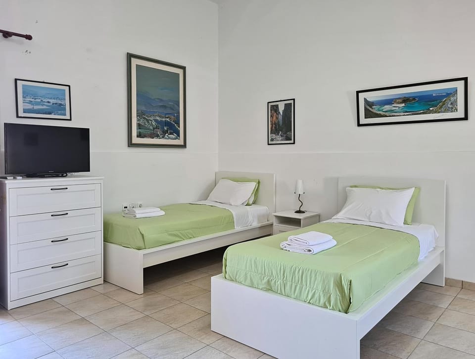 Bed, TV and multimedia, Photo of the whole room