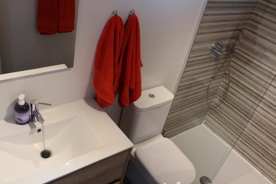 Shower, Toilet, Bathroom, towels