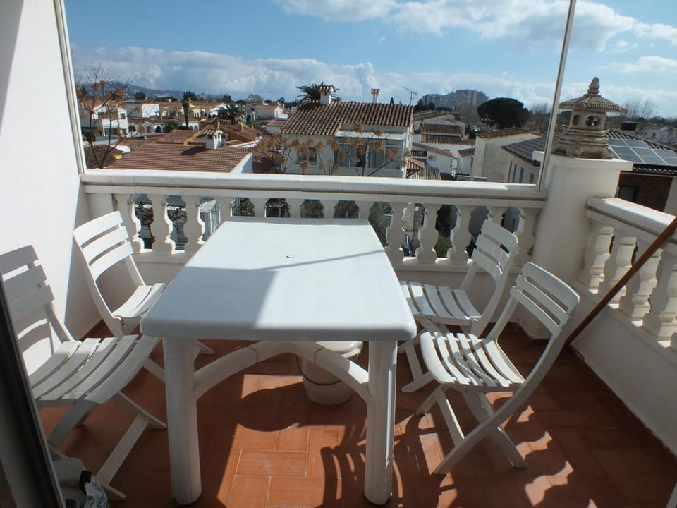 Apartamento en Empuriabrava para 4/6 personas, a 800m de la playa, con terraza y aire acondicionado - ES-204-4 Apartment in Alt Empordà