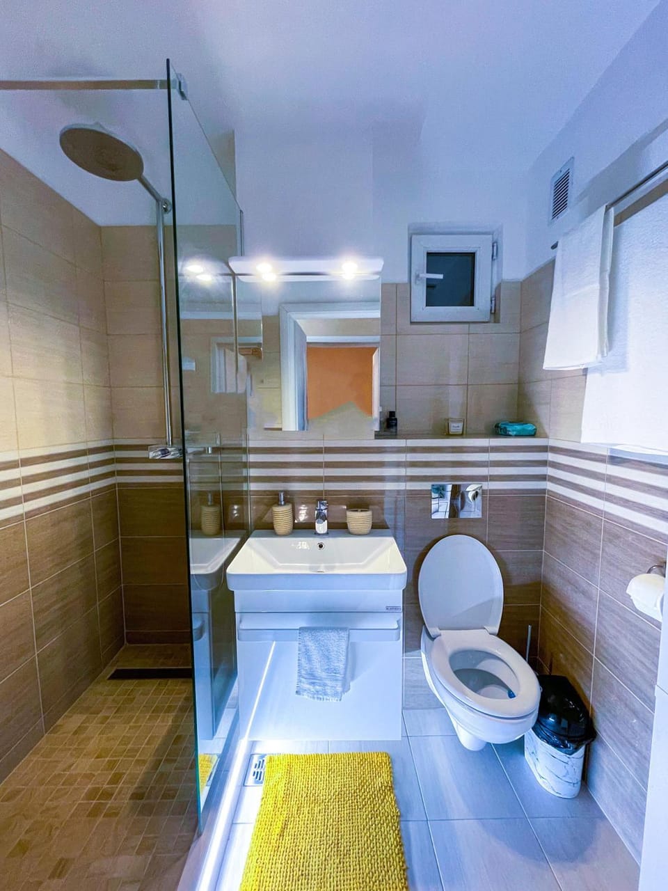 Shower, Toilet, Bathroom, towels