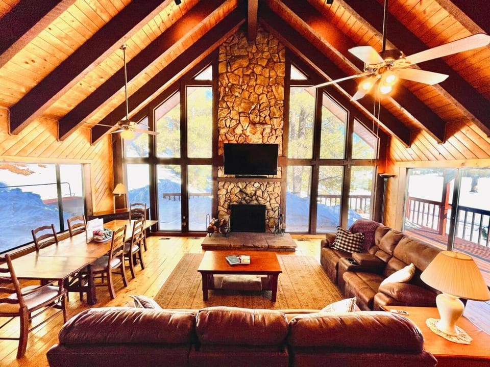 Runway Cabin Retreat With Private Hot Tub! Cabin in Utah