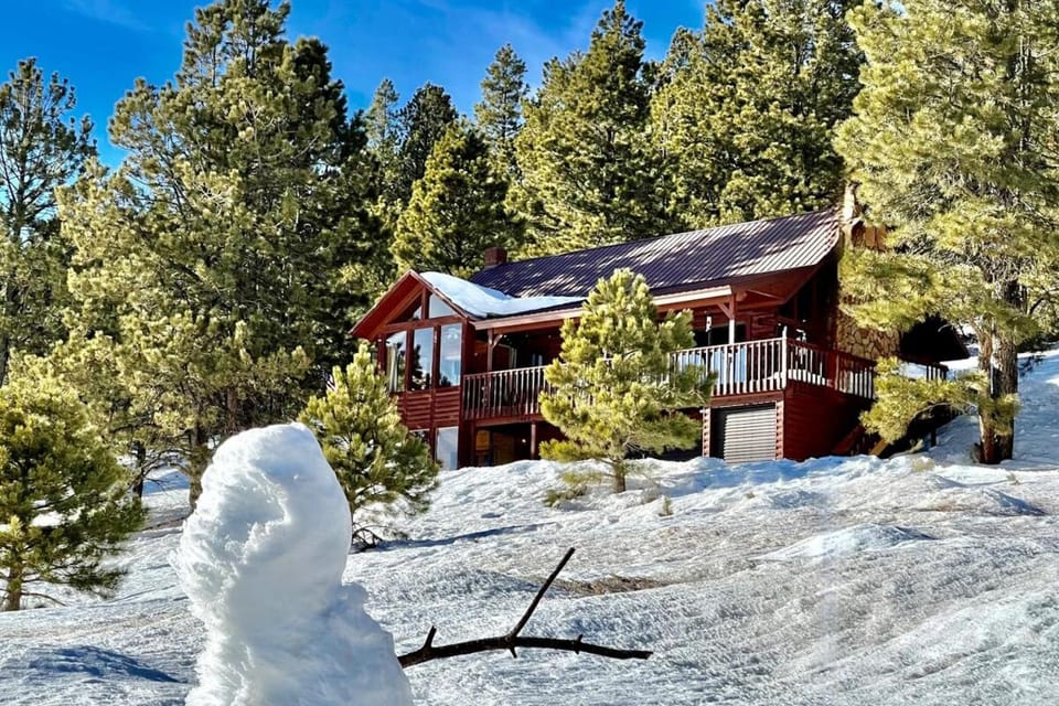 Runway Cabin Retreat With Private Hot Tub! Cabin in Utah