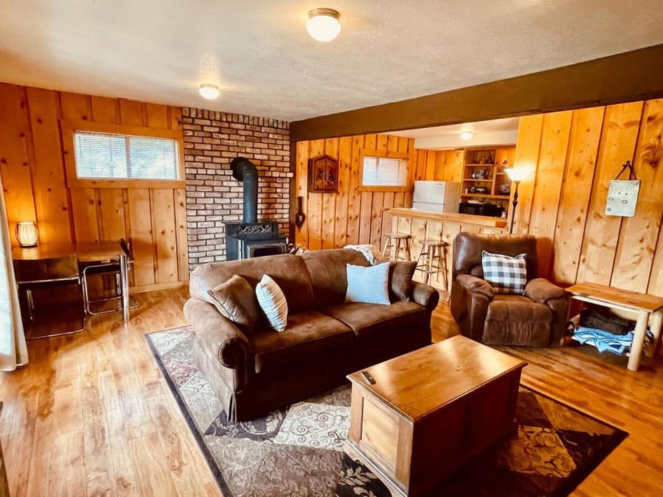 Runway Cabin Retreat With Private Hot Tub! Cabin in Utah