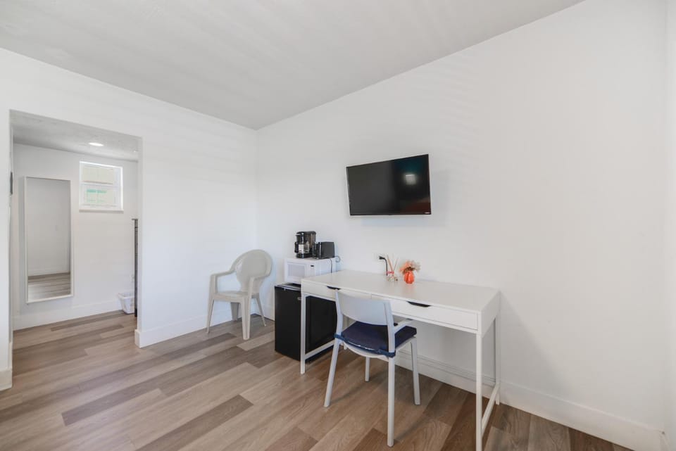 Comfortable Beachfront Studio with pool! -M32 Apartment in Hollywood Beach