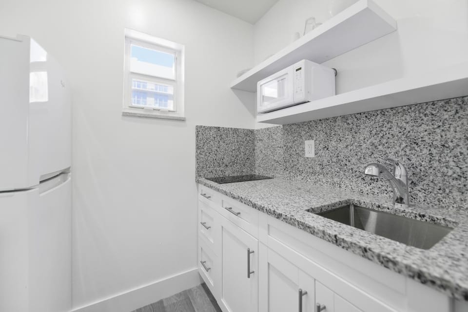 Spacious unit with pool and parking - M33 Apartment in Hollywood Beach