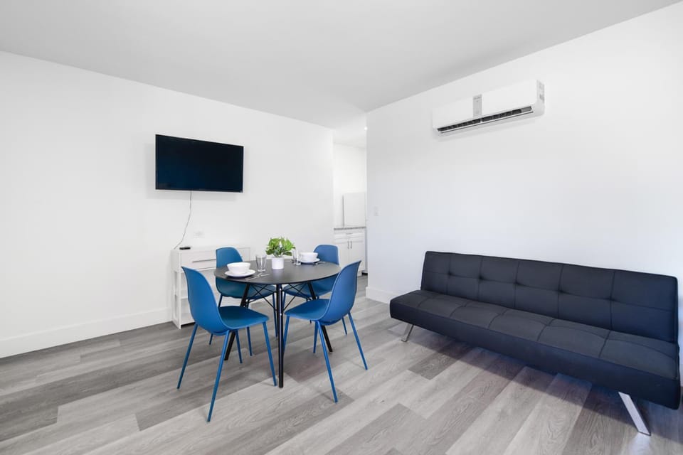 Spacious unit with pool and parking - M33 Apartment in Hollywood Beach