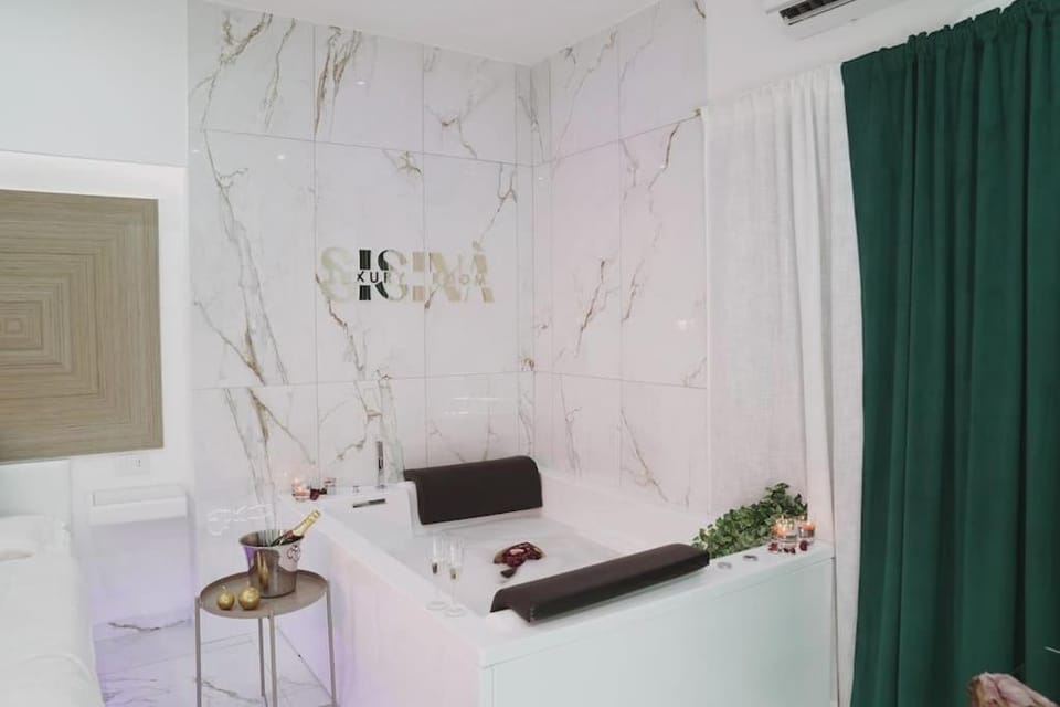 Hot Tub, Photo of the whole room