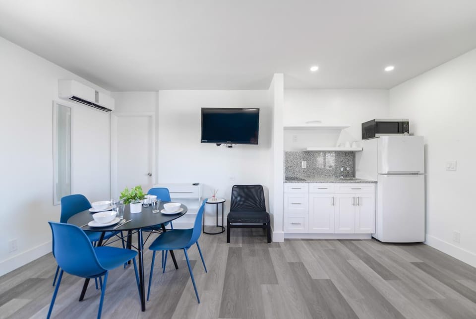 Magical Beach Escape with Pool -M37 Apartment in Hollywood Beach