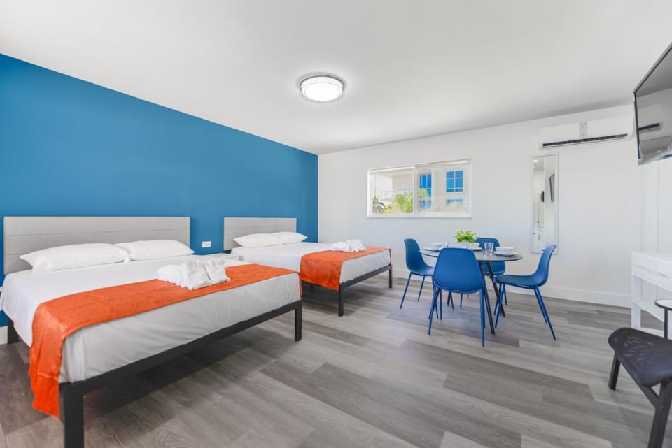 Magical Beach Escape with Pool -M37 Apartment in Hollywood Beach