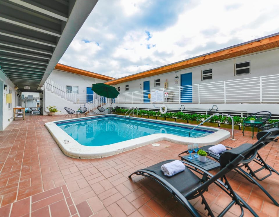 Magical Beach Escape with Pool -M37 Apartment in Hollywood Beach