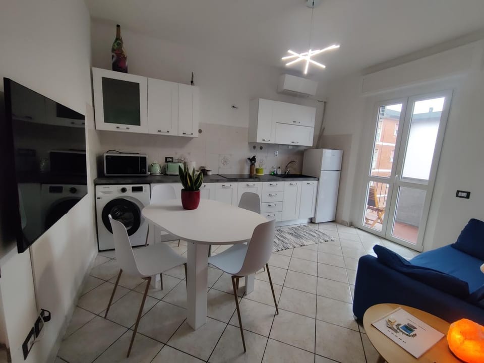 Kitchen or kitchenette, Living room, Seating area, Dining area, minibar, stove