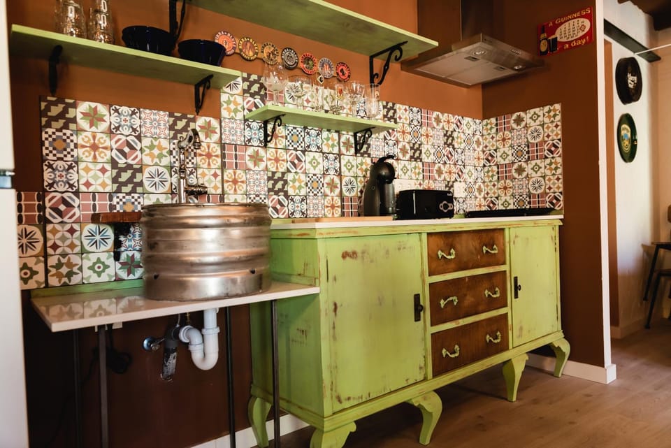 Kitchen or kitchenette, minibar, stove