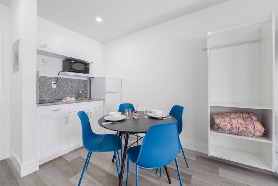 Ocean view Balcony with Pool & Parking -M42 Apartment in Hollywood Beach