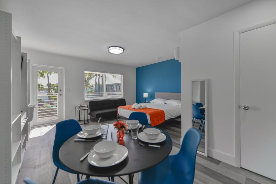 Amazing Balcony Studio at the beach with Parking -M44 Apartment in Hollywood Beach