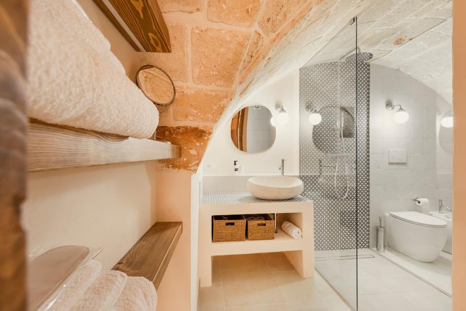 Shower, Toilet, Bathroom, towels