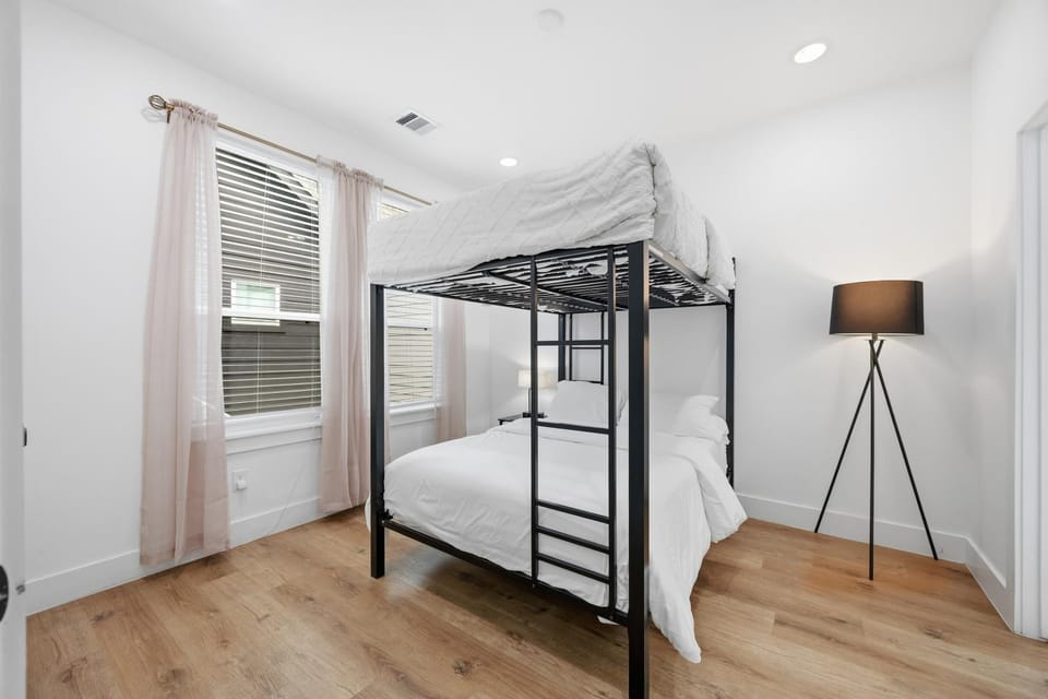 The Right House @ East Downtown Apartment in Houston