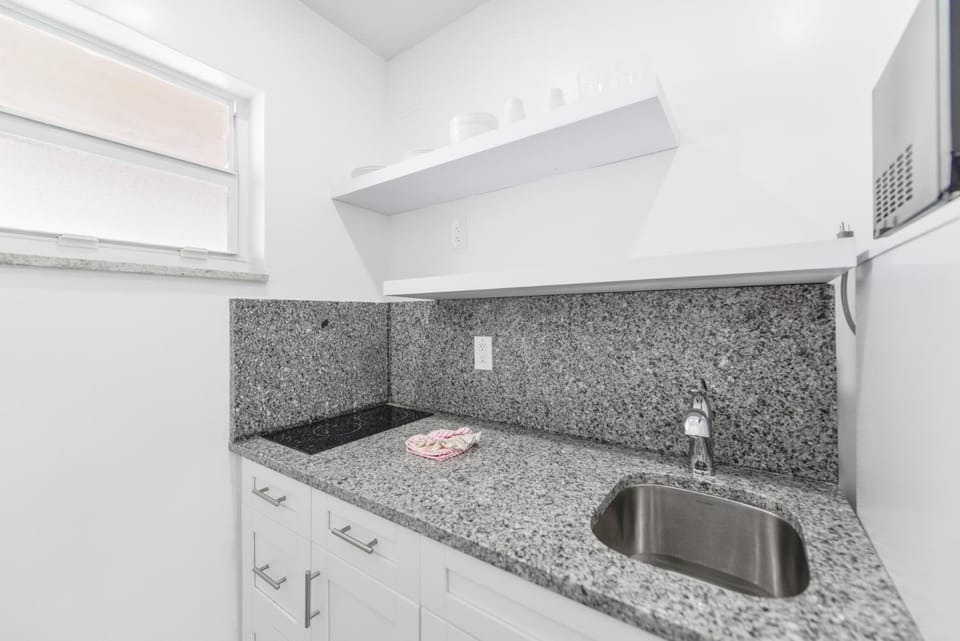 Unit with Balcony and Parking at the beach -M45 Apartment in Hollywood Beach