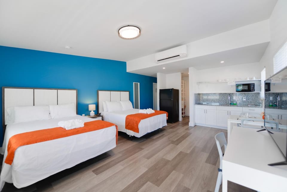 Spacious studio with Balcony and Parking at the Beach -M46 Apartment in Hollywood Beach