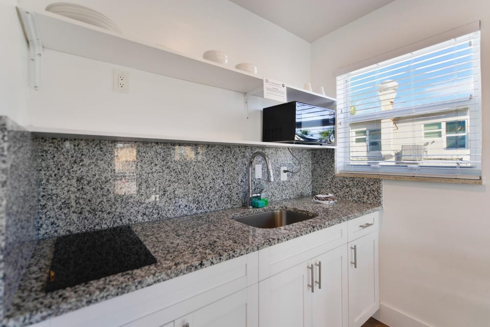 Spacious studio with Balcony and Parking at the Beach -M46 Apartment in Hollywood Beach