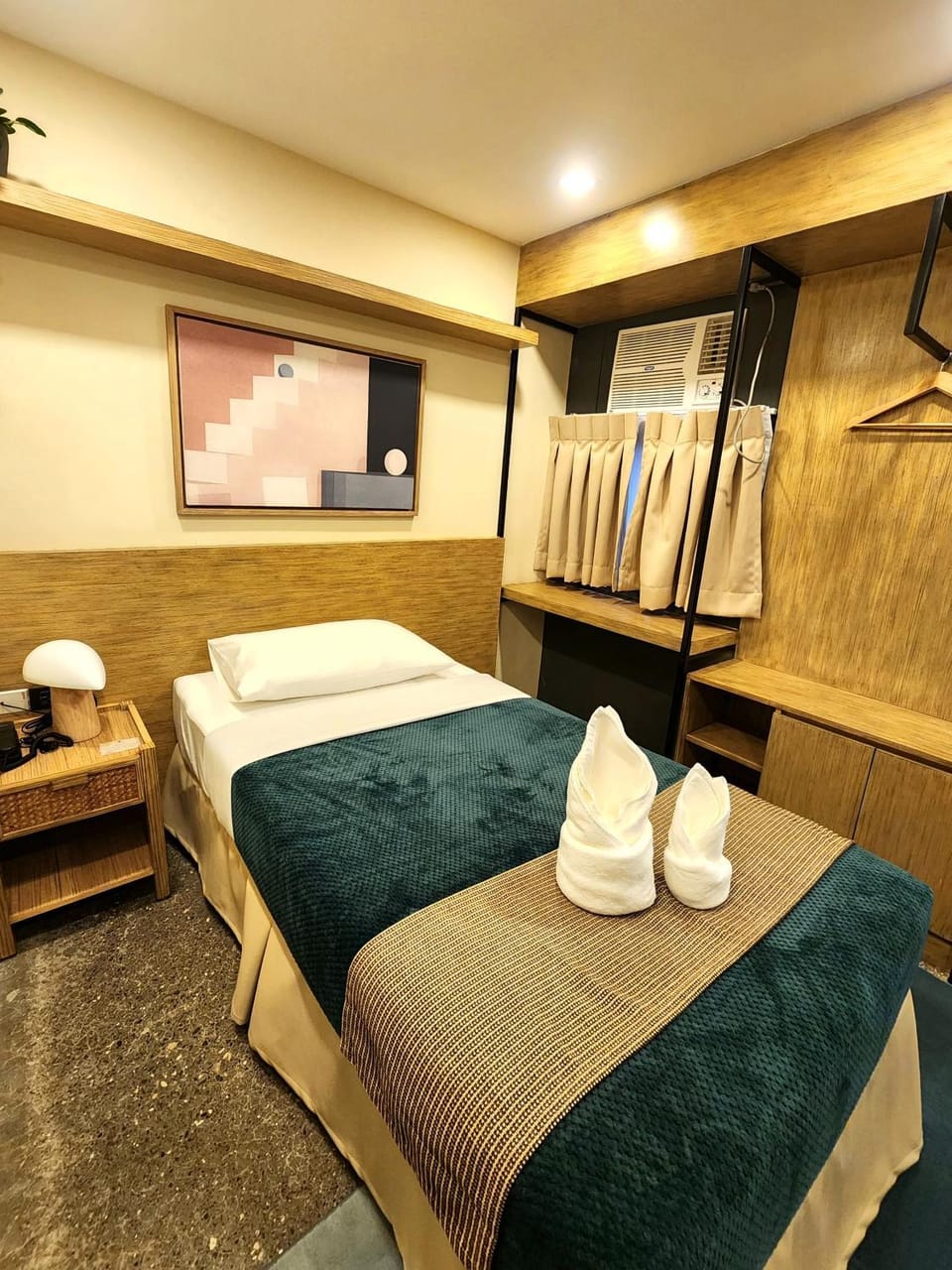 Bed, Photo of the whole room, Bedroom, towels
