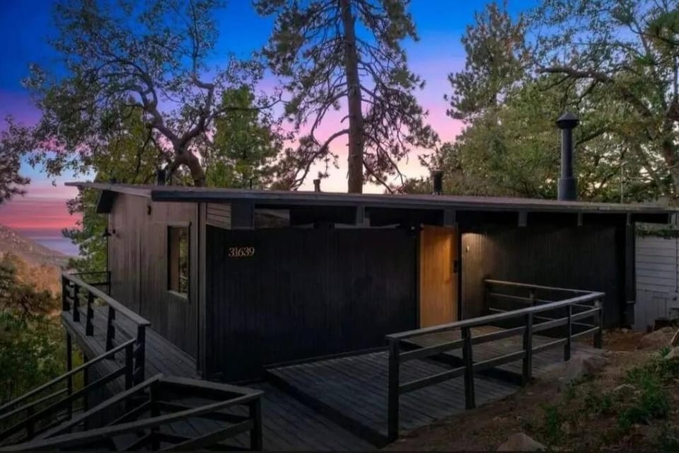 Updated Mountain Cabin Retreat with 180 views off Deck and Balcony Cabin in Running Springs