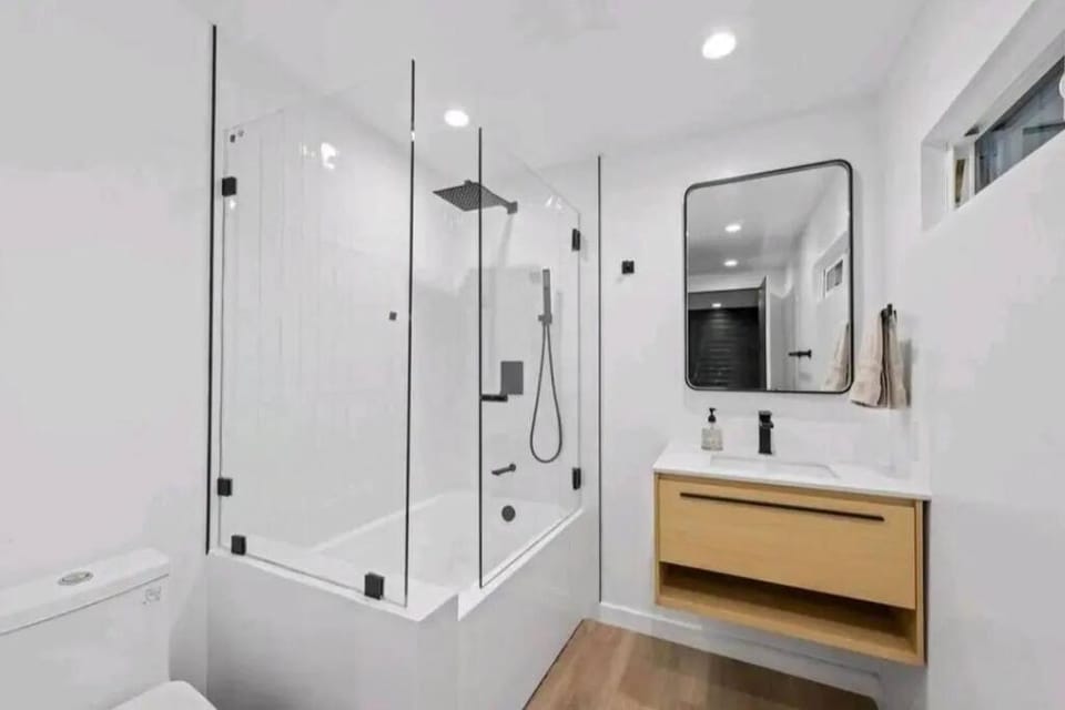 Updated Mountain Cabin Retreat with 180 views off Deck and Balcony Cabin in Running Springs