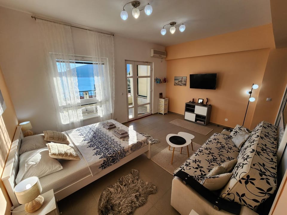 Bed, TV and multimedia, Living room, Photo of the whole room, Seating area, Bedroom