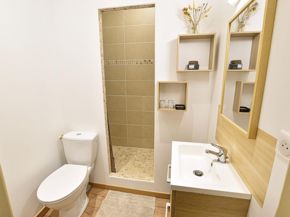 Gîte restauré 6 pers. au bord de la rivière, proche centre, parking et wifi - FR-1-410-380 House in Pays de la Loire