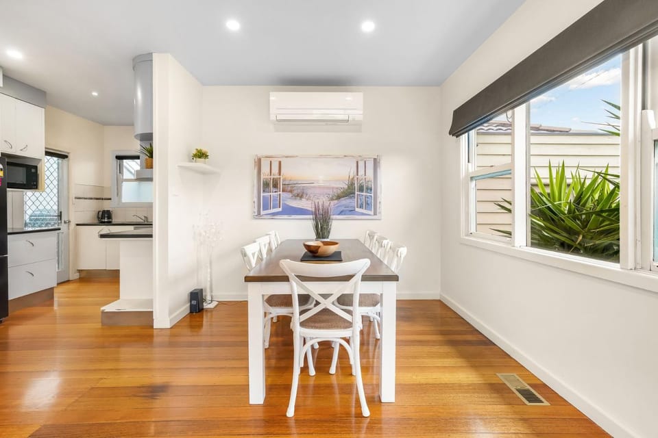 Kitchen or kitchenette, Dining area, air conditioner