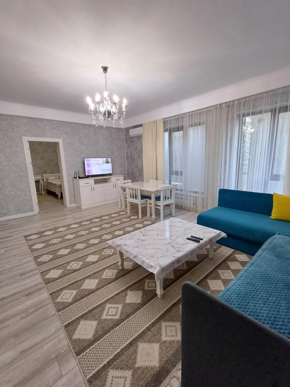 TV and multimedia, Living room, Seating area, Dining area