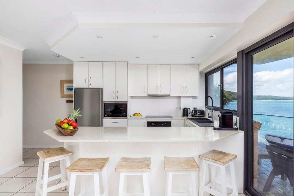 Coffee/tea facilities, Kitchen or kitchenette, Dining area, Food, Sea view, minibar, pet friendly, stove, toaster
