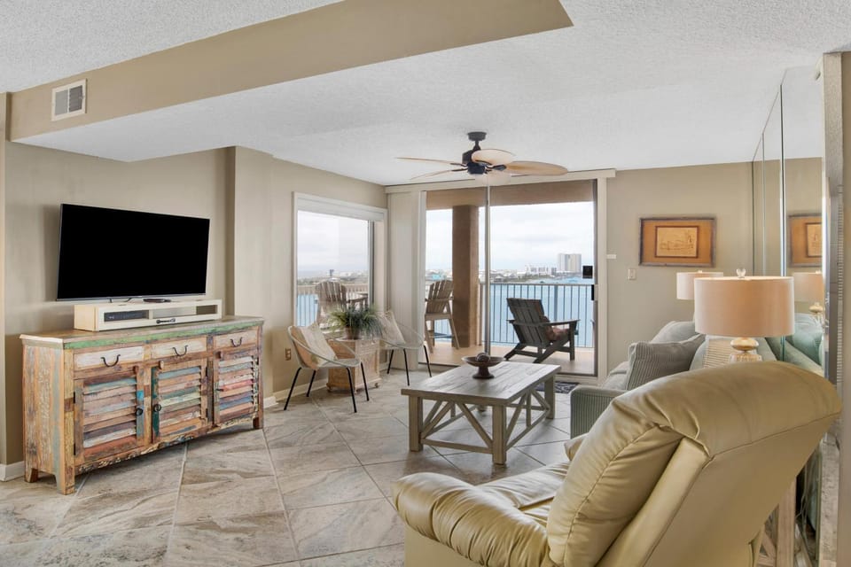 TV and multimedia, Balcony/Terrace, Living room, Seating area, Sea view, furniture