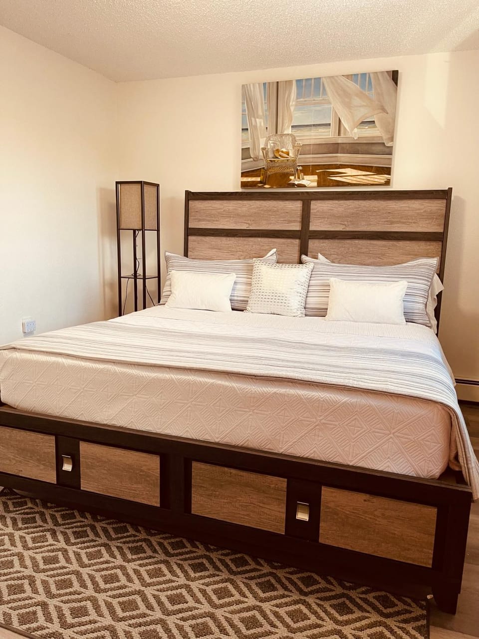 Lovely Clean Bright top floor unit Apartment in Fairbanks
