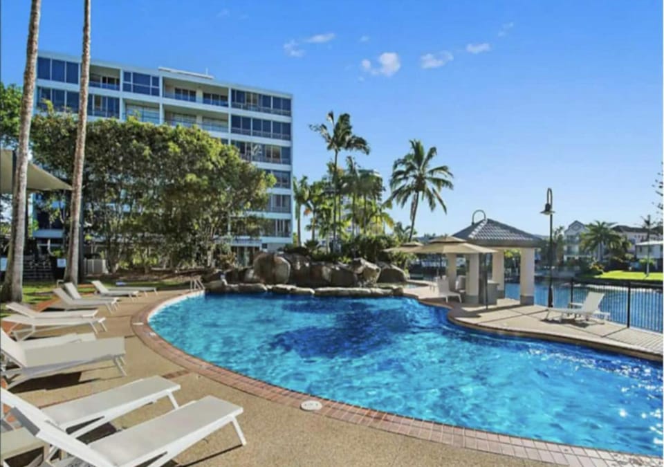 Pool view, Swimming pool, sunbed