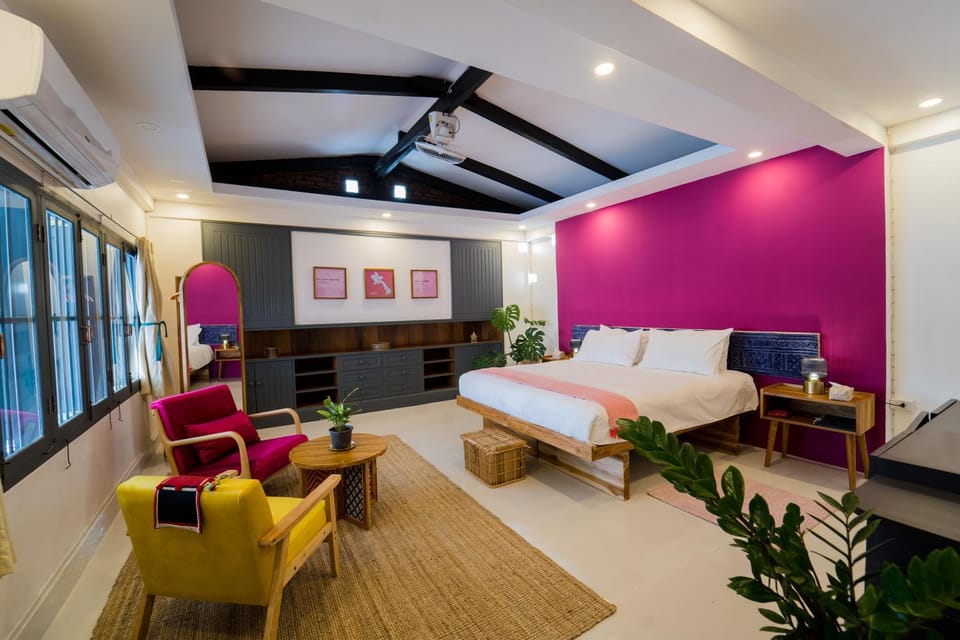 Bed, Living room, Photo of the whole room, Seating area, Bedroom, fireplace, air conditioner