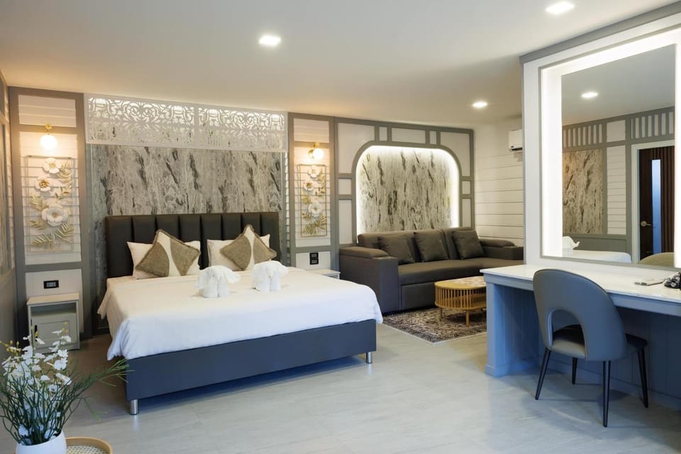 Bed, Photo of the whole room, Seating area, Bedroom