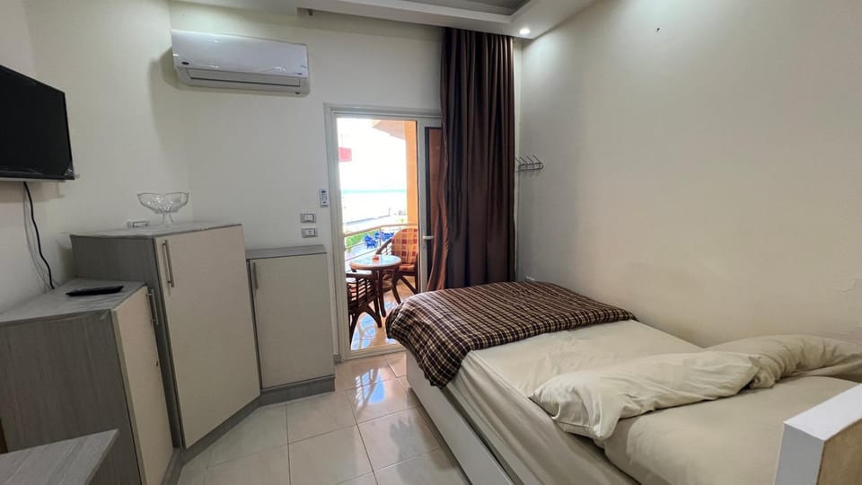 Casablanca beach resort, first line with private beach and swimming pools, Apartment hotel in Hurghada
