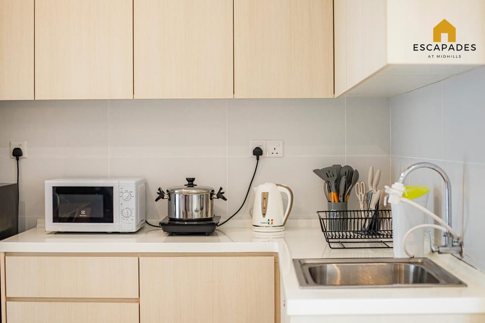 Kitchen or kitchenette, minibar, stove