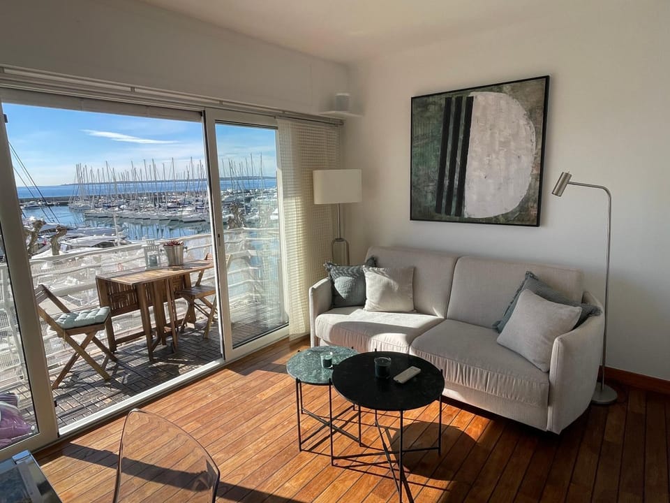 View (from property/room), Balcony/Terrace, Living room, Seating area, Dining area