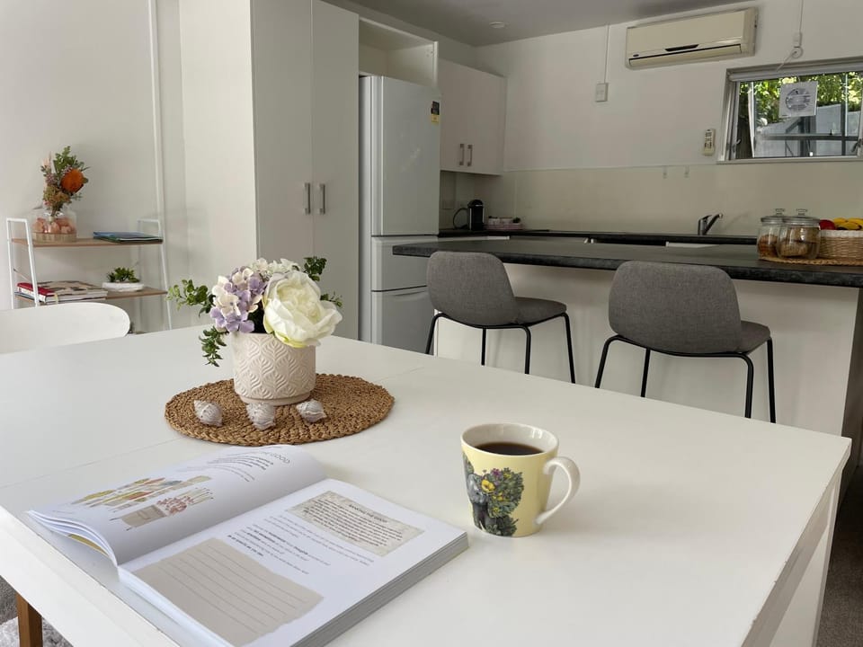 Kitchen or kitchenette, Seating area, Dining area