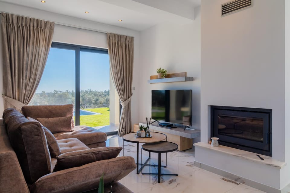 Communal lounge/ TV room, Living room, flat iron