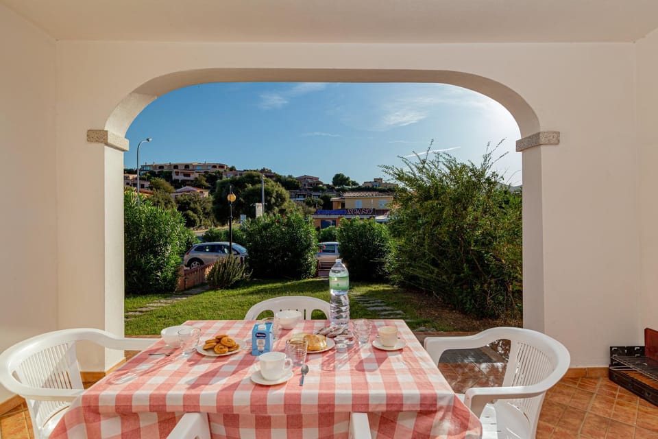 Patio, Natural landscape, Balcony/Terrace, Dining area, Drinks