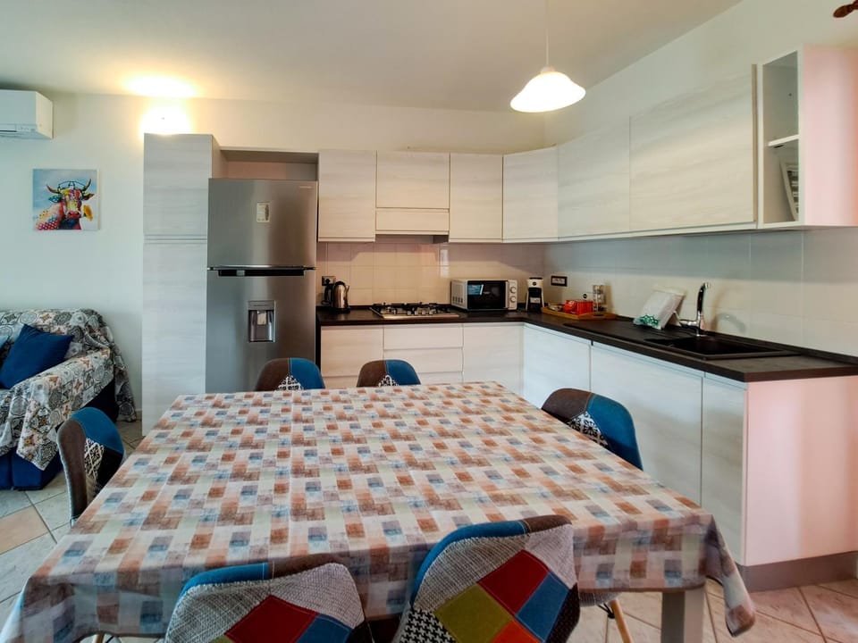 Kitchen or kitchenette, Living room, Seating area, Dining area, minibar, stove