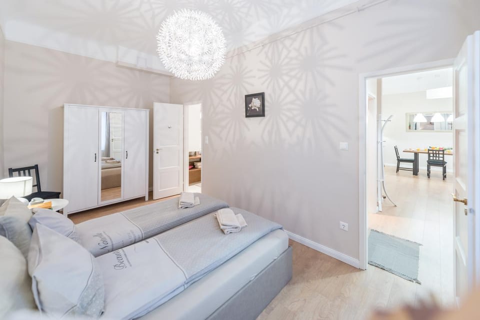 Downtown Heart Suite with 2 baths AC and Free Parking Apartment in Budapest