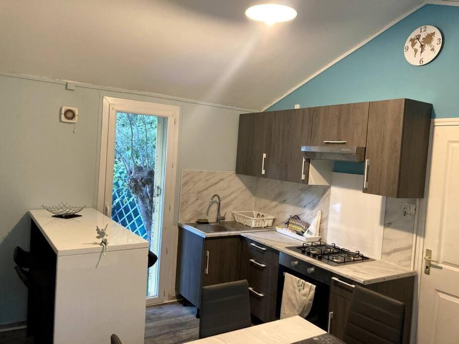 Kitchen or kitchenette, Dining area