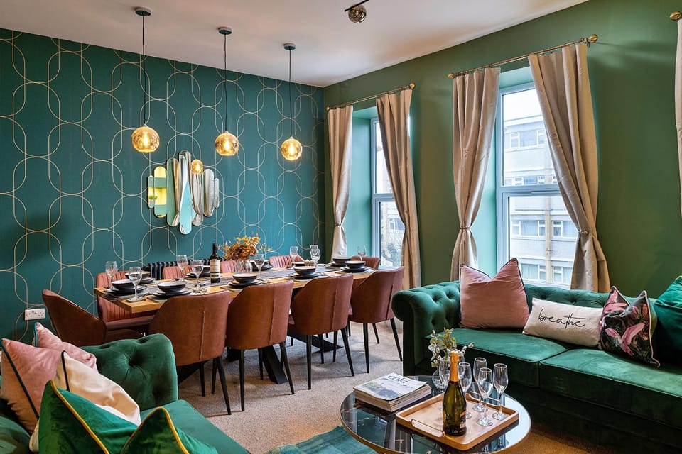 Restaurant/places to eat, Living room, Food and drinks, Banquet/Function facilities, Seating area, Dining area, Food, Drinks