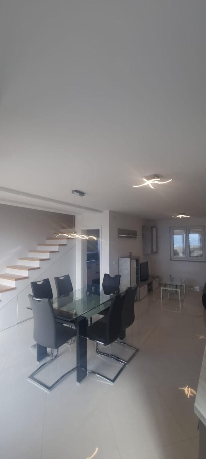 TV and multimedia, Living room, Seating area, Dining area