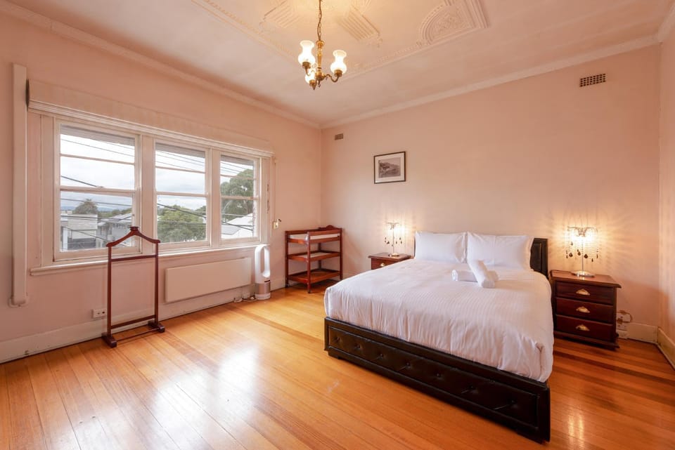 3 Bedroom Unit in the Heart of Beautiful Northcote House in Melbourne