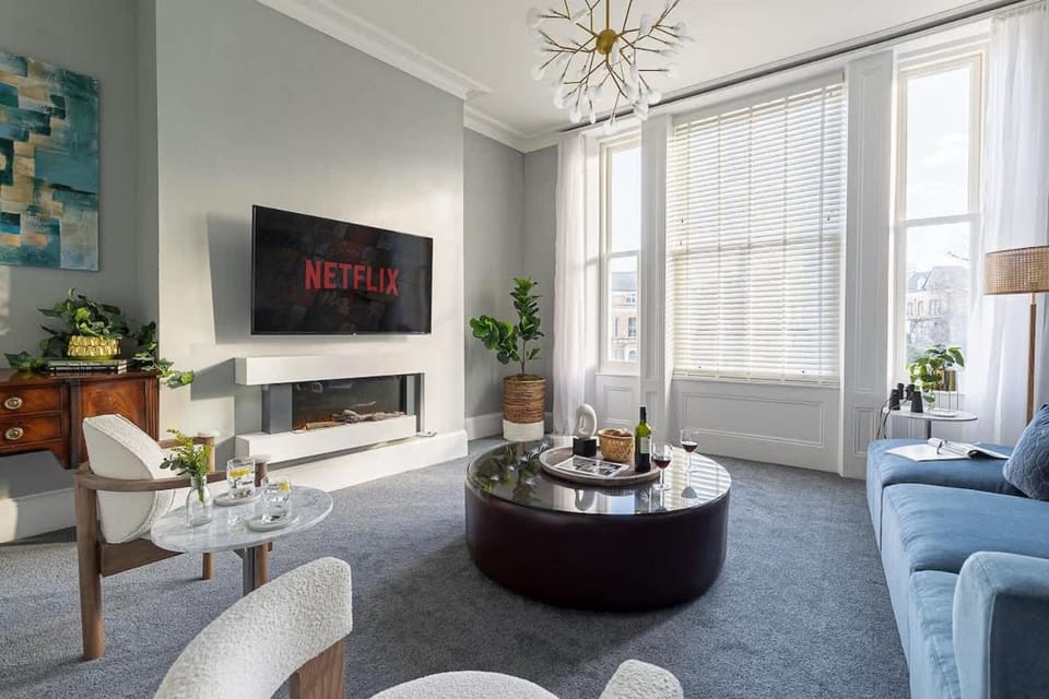 Crescent View Central & Quiet Sleeps 4 Apartment in Scarborough