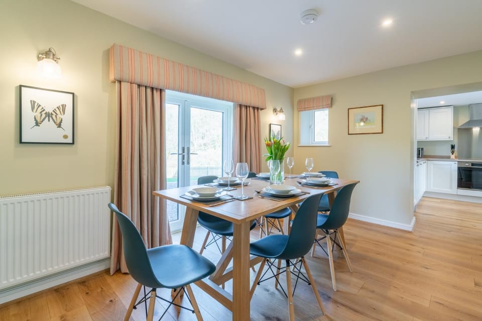 Dining area, pet friendly, stove, kitchen
